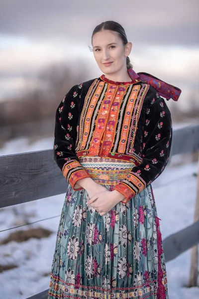 Gyönyörű Szlovák Folklór Ruhában — Stock Fotó