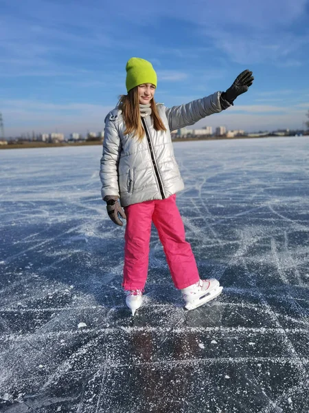 Schattig Klein Meisje Schaatsen Ijsbaan Buiten — Stockfoto