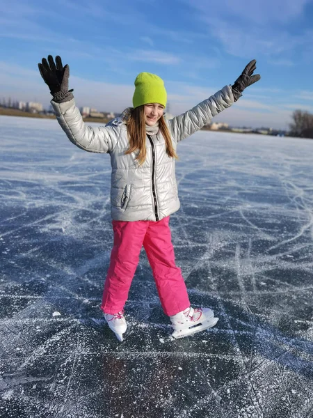 Schattig Klein Meisje Schaatsen Ijsbaan Buiten — Stockfoto