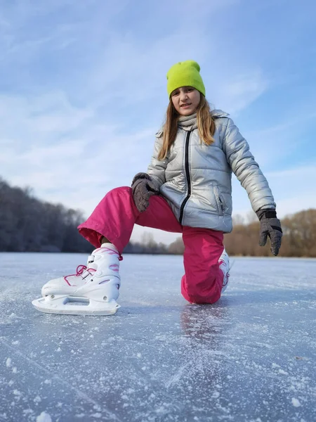 可爱的小女孩在户外溜冰场上滑冰 — 图库照片