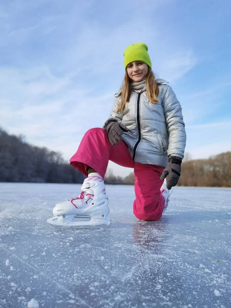 Adorable Little Girl Skating Ice Rink Outdoors — Stock Photo, Image