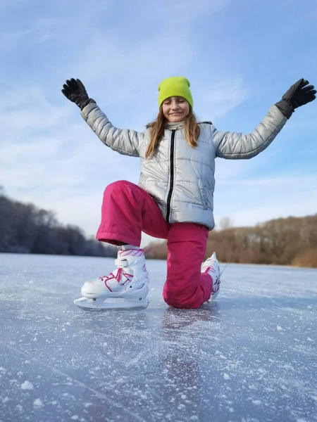 Adorable Niña Patinando Pista Hielo Aire Libre —  Fotos de Stock