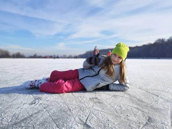 愛らしい女の子スケートオンアイスリンク屋外 — ストック写真