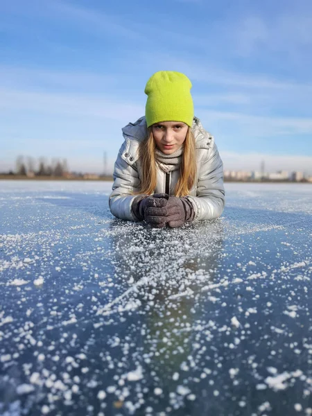 Schattig Klein Meisje Schaatsen Ijsbaan Buiten — Stockfoto