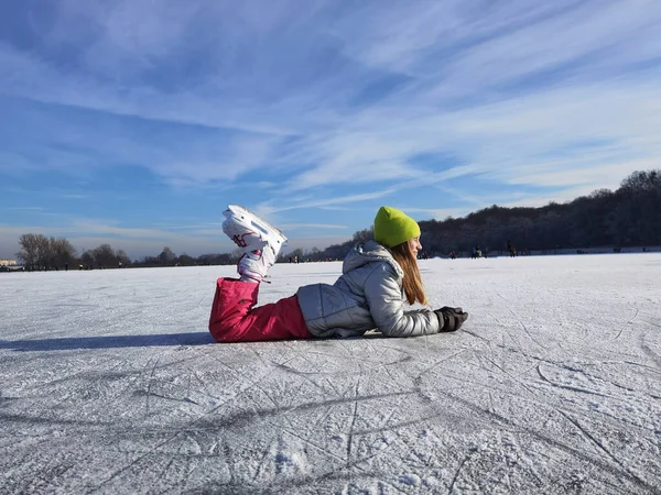 Schattig Klein Meisje Schaatsen Ijsbaan Buiten — Stockfoto