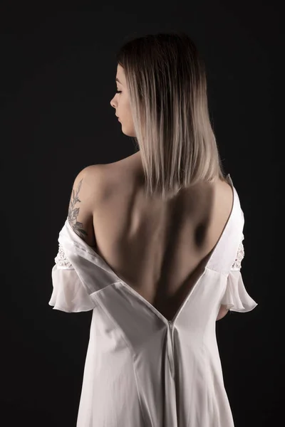 Seksowna Panna Młoda Powrotem Suknia Ślubna Kobieta Zdejmuje Białą Suknię — Zdjęcie stockowe