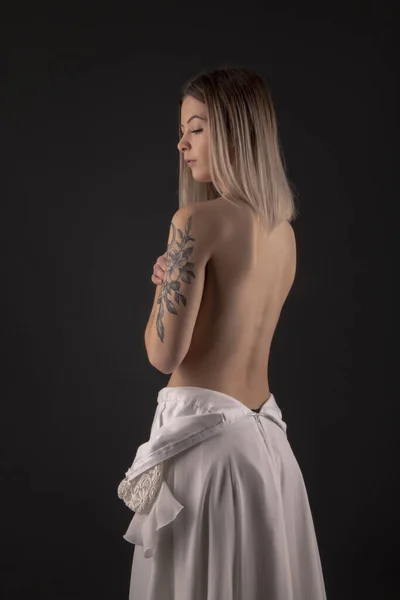 Seksowna Panna Młoda Powrotem Suknia Ślubna Kobieta Zdejmuje Białą Suknię — Zdjęcie stockowe
