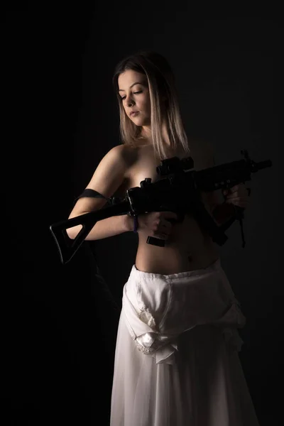 Krásná Sexy Dívka Drží Zbraň — Stock fotografie
