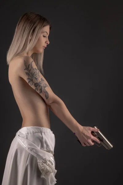 Mooi Sexy Meisje Holding Gun — Stockfoto