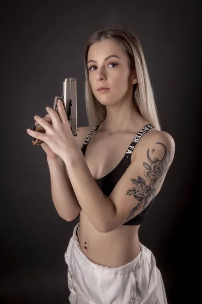Belle Fille Sexy Tenant Pistolet — Photo