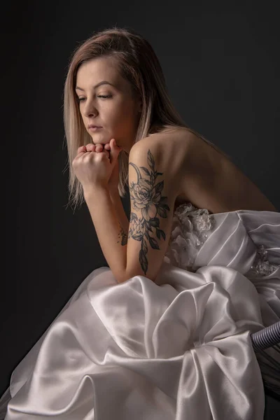 Sexy Bruid Terug Trouwjurk Vrouw Doet White Gown Uit Achteraanzicht — Stockfoto