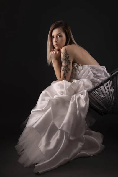 Szexi Menyasszony Vissza Esküvői Ruha Leveszi Fehér Ruhát Hátsó Nézet — Stock Fotó