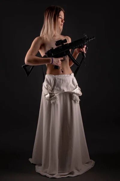Güzel Seksi Kız Silah Tutuyor — Stok fotoğraf