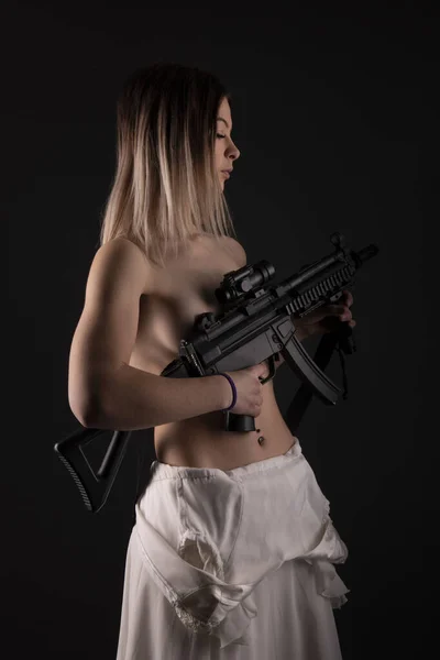 Hermosa Chica Sexy Sosteniendo Pistola — Foto de Stock
