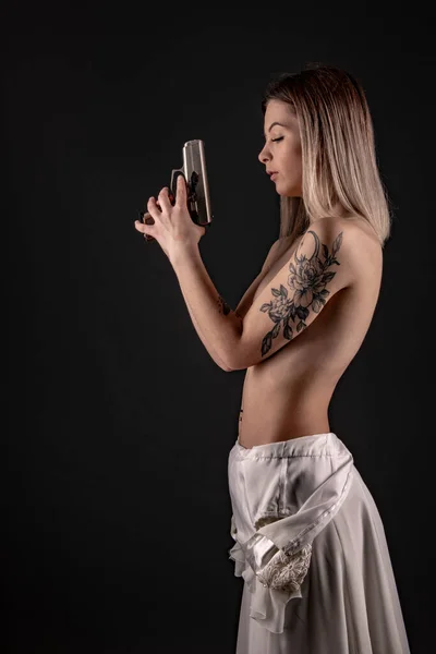 Bela Sexy Menina Segurando Arma — Fotografia de Stock