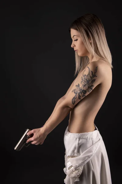 Mooi Sexy Meisje Holding Gun — Stockfoto