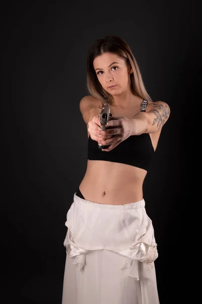 Belle Fille Sexy Tenant Pistolet — Photo