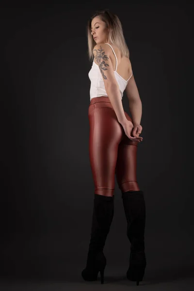 Ung Blond Kvinna Med Tatuering Vacker Blond Tjej Med Make — Stockfoto