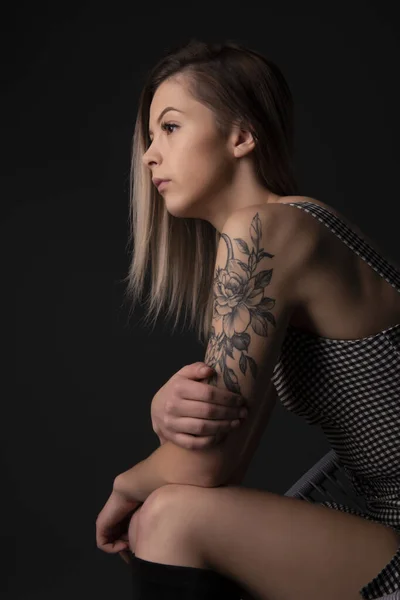 Joven Rubia Con Tatuaje Hermosa Rubia Chica Con Retrato Make —  Fotos de Stock