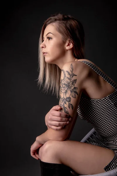 Mladá Blonďatá Žena Tetováním Krásná Blondýnka Dívka Make Fashion Portrét — Stock fotografie