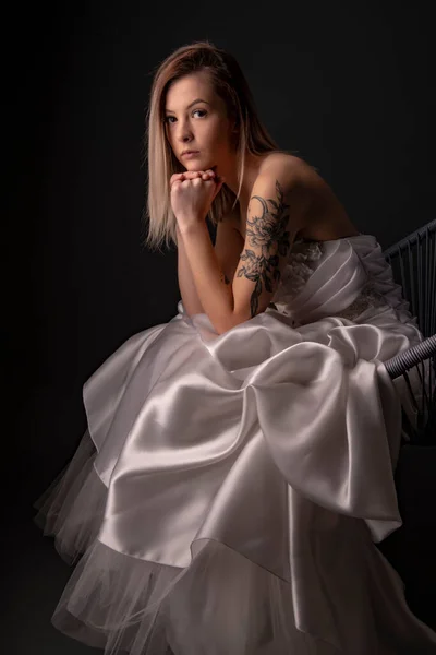 Menyasszony Fiatal Divat Modell Tökéletes Bőr Smink Fekete Háttér — Stock Fotó
