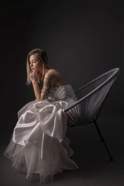 Bride Young Модель Идеальной Кожей Макияжем Черный Фон — стоковое фото