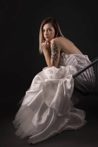 Nevěsta Mladý Módní Model Perfektní Pletí Make Černé Pozadí — Stock fotografie