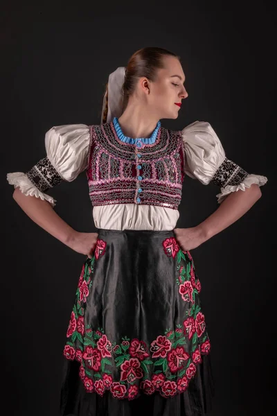 Joven Chica Hermosa Vestido Tradicional Folklore Eslovaco Chica Folklórica Eslovaca —  Fotos de Stock