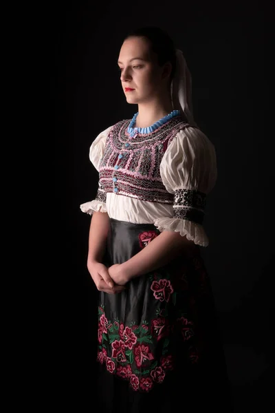 Młoda Piękna Dziewczyna Tradycyjnej Sukience Słowacki Folklor Słowacka Dziewczyna Ludowa — Zdjęcie stockowe