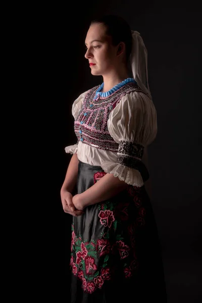 Mladá Krásná Dívka Tradičních Šatech Slovenský Folklór Slovenská Lidová Dívka — Stock fotografie