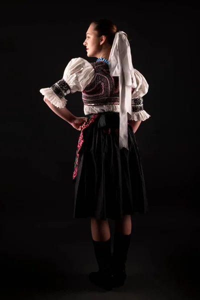 伝統的なドレスの若い美しい女の子 スロバキアの民間伝承 スロバキア人の女の子 — ストック写真