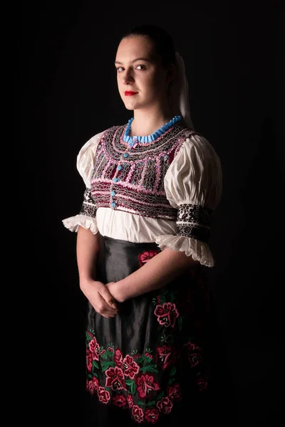 Mladá Krásná Dívka Tradičních Šatech Slovenský Folklór Slovenská Lidová Dívka — Stock fotografie