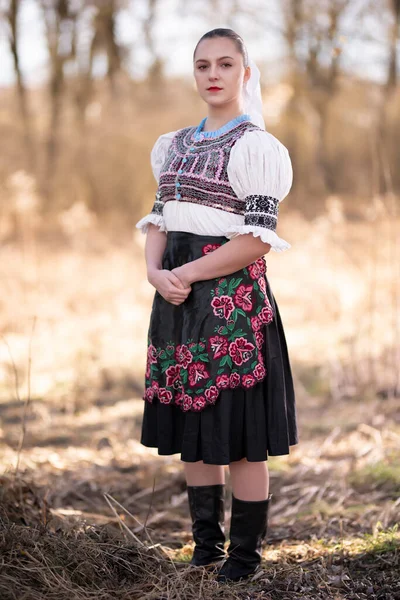 伝統的なドレスの若い美しい女の子 スロバキアの民間伝承 スロバキア人の女の子 — ストック写真
