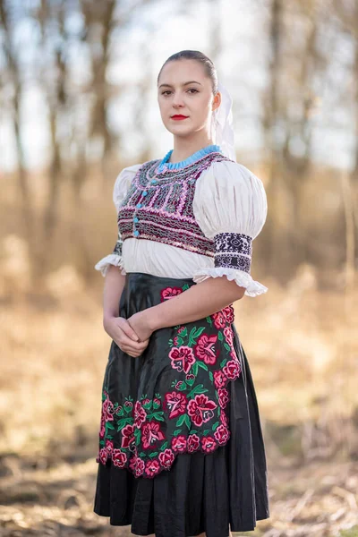 Młoda Piękna Dziewczyna Tradycyjnej Sukience Słowacki Folklor Słowacka Dziewczyna Ludowa — Zdjęcie stockowe