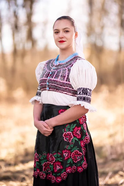 Młoda Piękna Dziewczyna Tradycyjnej Sukience Słowacki Folklor Słowacka Dziewczyna Ludowa — Zdjęcie stockowe