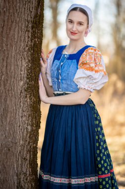 Geleneksel elbiseli, dışarıda poz veren güzel, Slovak bir kadın. Slovakça folklor