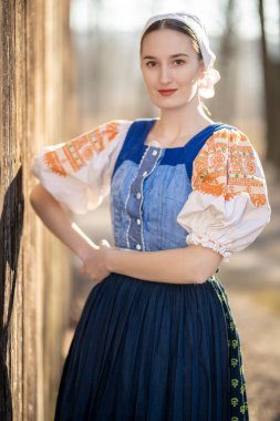 Geleneksel elbiseli, dışarıda poz veren güzel, Slovak bir kadın. Slovakça folklor