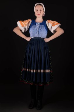 Geleneksel elbiseli, siyah arka planda poz veren güzel, Slovak bir kadın. Slovakça folklor