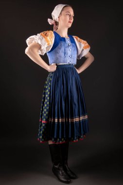 Güzel kız. Geleneksel Slovak halk kıyafeti.