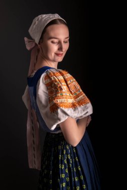Güzel kız. Geleneksel Slovak halk kıyafeti.