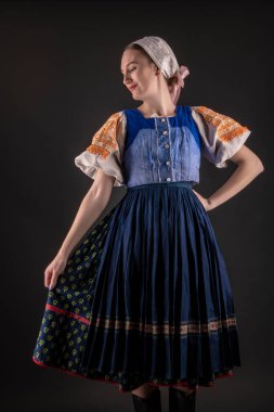Güzel kız. Geleneksel Slovak halk kıyafeti.
