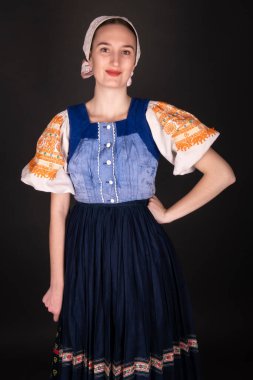 Güzel kız. Geleneksel Slovak halk kıyafeti.