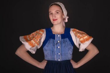 Güzel kız. Geleneksel Slovak halk kıyafeti.