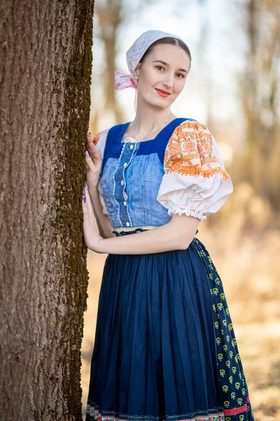 Ung Vacker Slogan Kvinna Traditionell Klänning Poserar Utomhus Slovakiska Folklore — Stockfoto