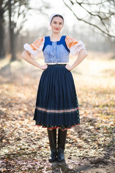 Ung Vacker Slogan Kvinna Traditionell Klänning Poserar Utomhus Slovakiska Folklore — Stockfoto