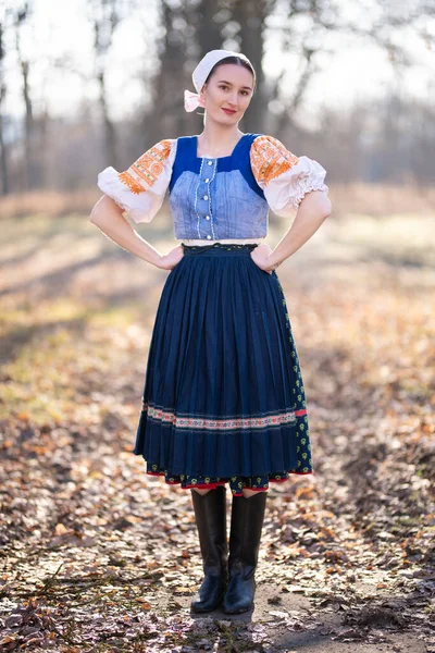 年轻美丽的Slovak女人穿着传统的衣服在户外摆姿势 斯洛伐克民间文学 — 图库照片