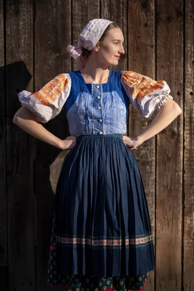 Ung Vacker Slogan Kvinna Traditionell Klänning Poserar Utomhus Slovakiska Folklore — Stockfoto