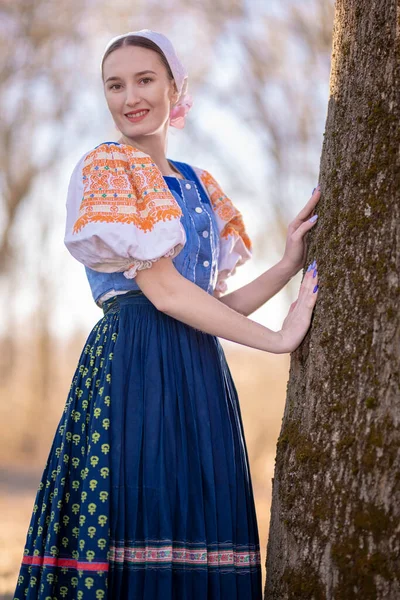 年轻美丽的Slovak女人穿着传统的衣服在户外摆姿势 斯洛伐克民间文学 — 图库照片