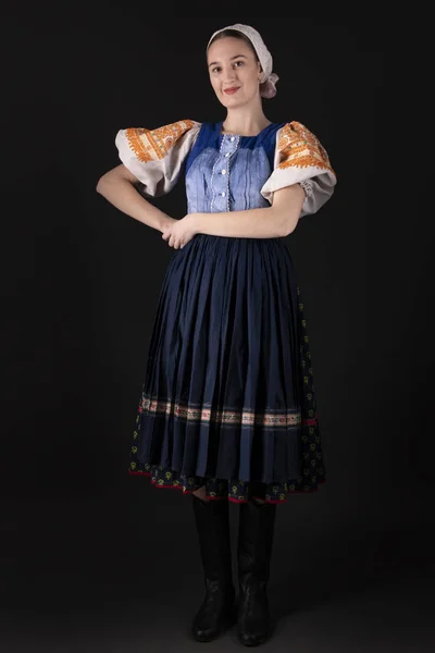 Młoda Piękna Słowianka Tradycyjnej Sukience Pozująca Czarnym Tle Słowacki Folklor — Zdjęcie stockowe