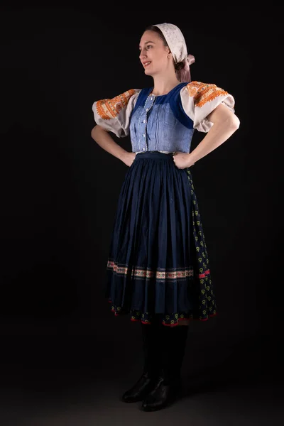 Jonge Mooie Slovak Vrouw Traditionele Jurk Poseren Een Zwarte Achtergrond — Stockfoto